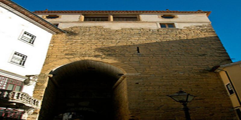 Arco y Torre de Almedina