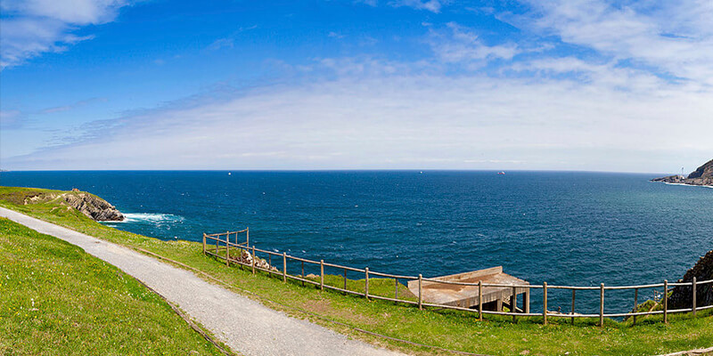 Costa acantilada y afilada