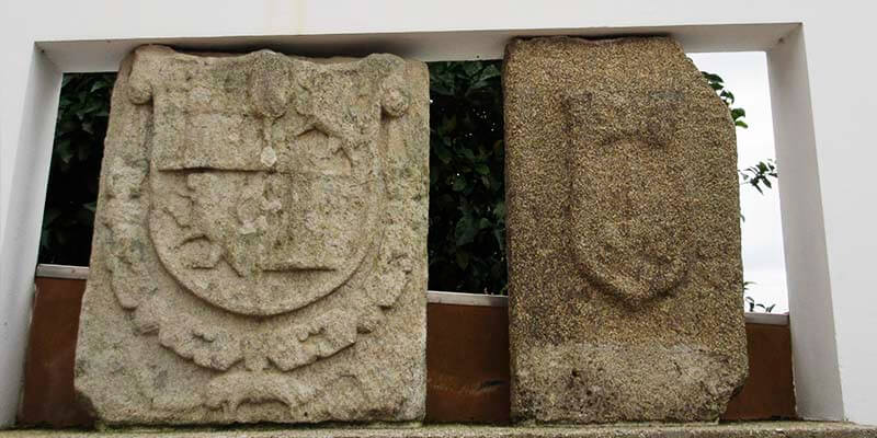 Escudos heráldicos de piedra