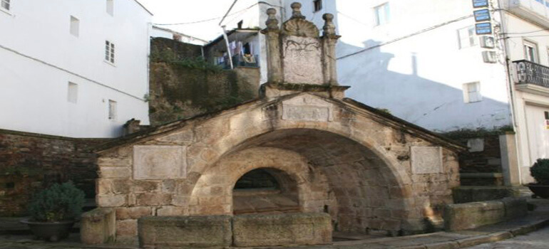 Fuente Vieja y Palacio Episcopal