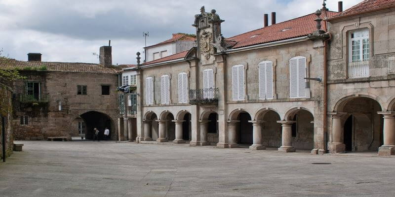 Plaza da Pedreira y Pazo de Mugartegui